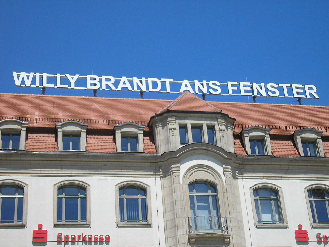 willy-brandt-denkmal-auf-dem-dach-des-erfurter-hofes-2009