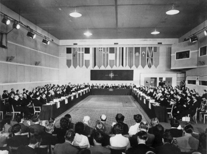 NATO-Beitritt der Bundesrepublik Deutschland während der Gipfelkonferenz in Paris im Mai 1955